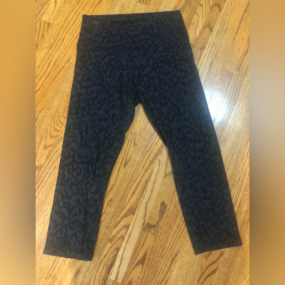 Lululemon Black/Gray Pattern Cropped Leggings Sz 8 - image 1